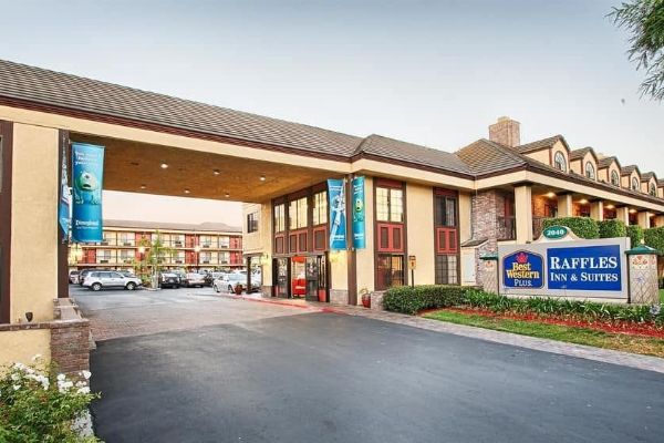 View of the Lobby Entrance at the Best Western Raffles Inn and Suites Anaheim 600