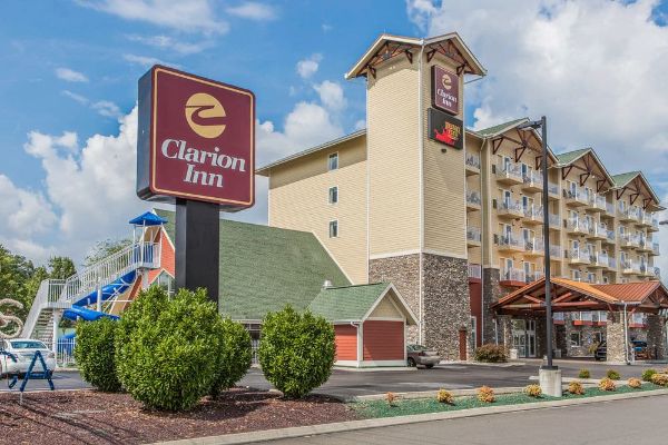 Front View of the Clarion Inn near Dollywood Pigeon Forge with Sign 600