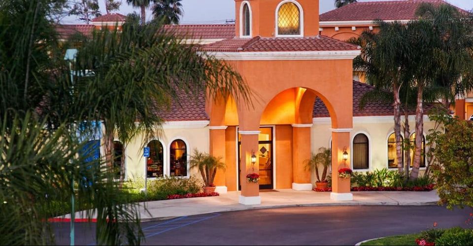 View of the front entrance leading to the lobby of the Cortona Inn and Suites Anaheim Resort 960