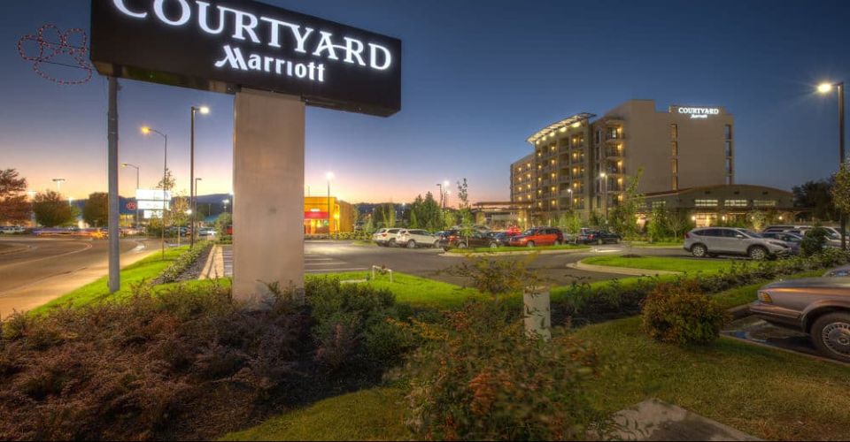 View of the entrance and parking to the Courtyard by Marriott Pigeon Forge 960