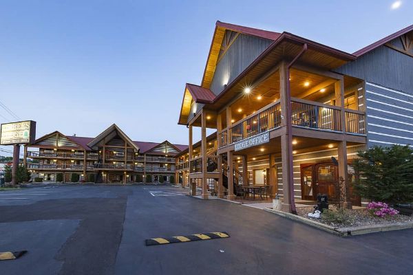 Front Office to the Timbers Lodge in Pigeon Forge 600