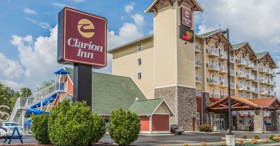 Front View of the Clarion Inn near Dollywood Pigeon Forge with Sign 960