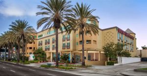 Outdoor View of the Desert Palms Inn and Suites Anaheim Resort 960