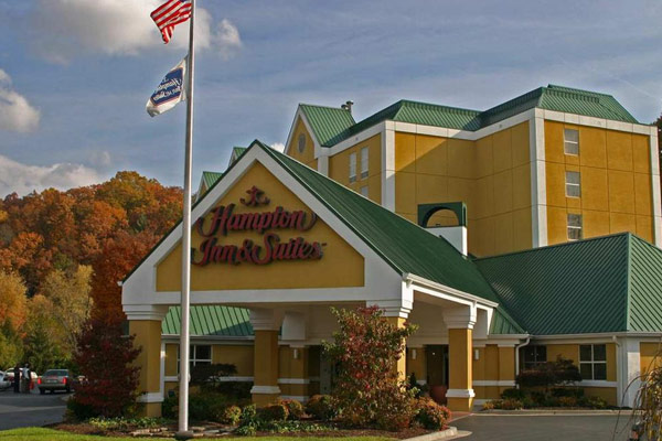 View of the Building Front to the Hampton Inn on the Parkway in Pigeon Forge 600