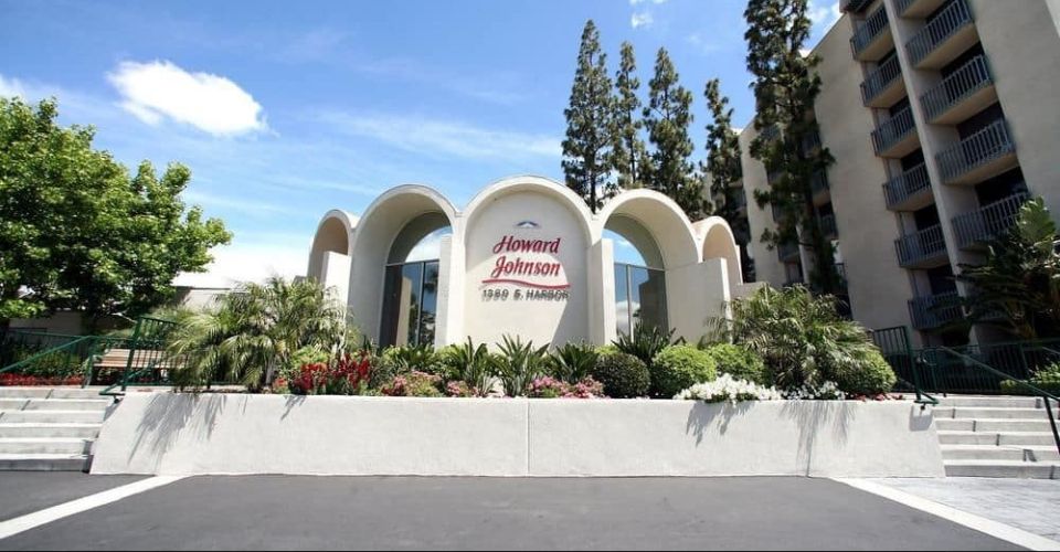 Front entrance and sign to the Howard Johnson Hotel in Anaheim CA 960